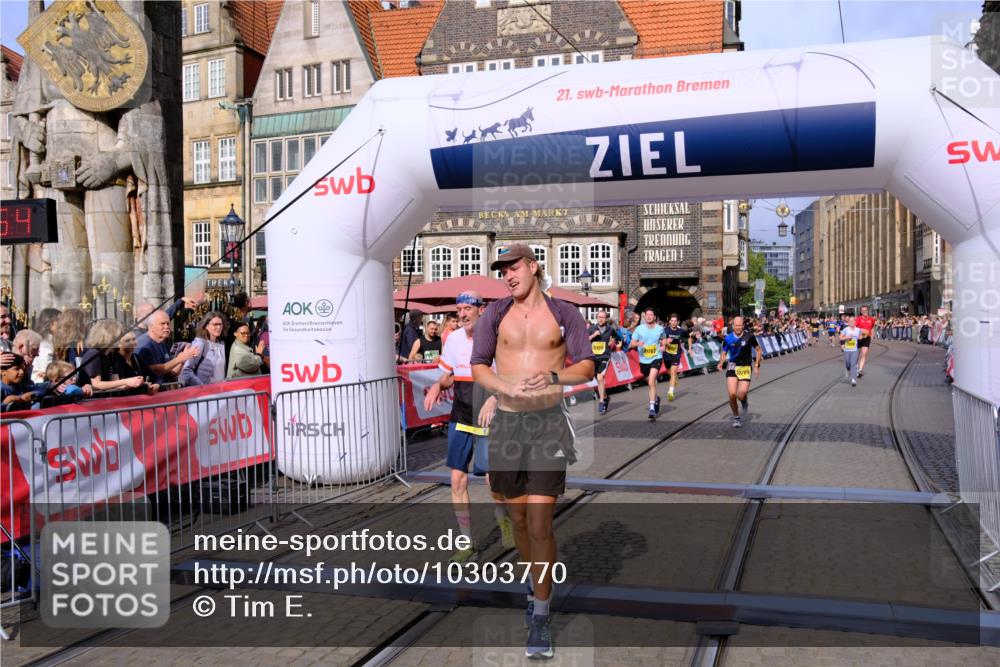 13.09.2026 - 21. swb-Marathon Bremen Tim E. http://msf.ph/oto/10303770 13.09.2026 10:47:11 Ziel 10289, 10445, 10504, 11060, 11199, 11212, 11344, 11608, 11661, 11783, 12364, 12375 meine-sportfotos.de