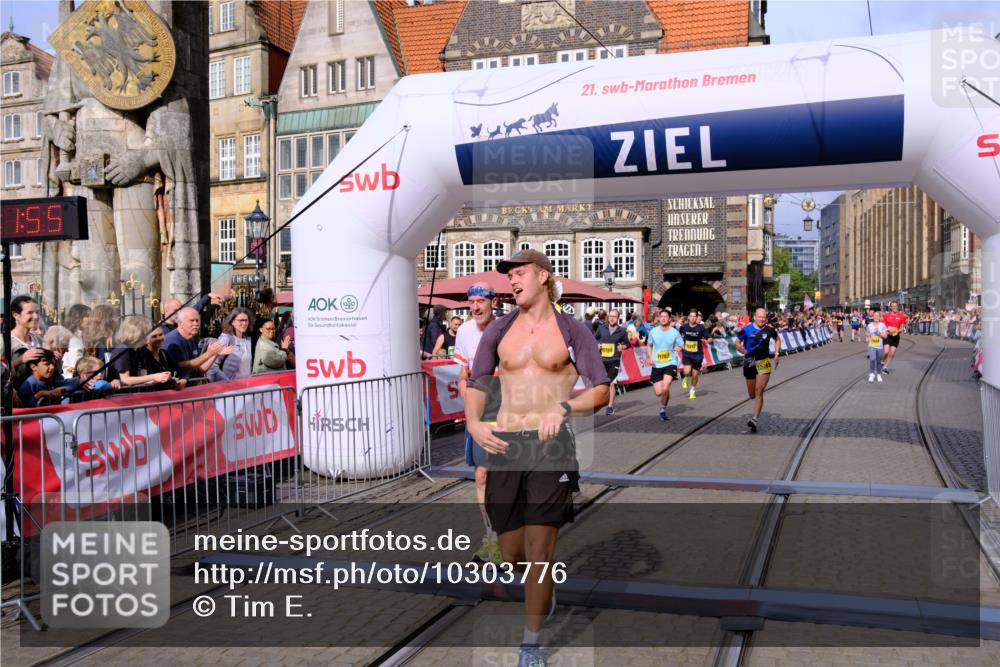 13.09.2026 - 21. swb-Marathon Bremen Tim E. http://msf.ph/oto/10303776 13.09.2026 10:47:11 Ziel 10289, 10445, 10504, 11060, 11199, 11212, 11344, 11608, 11661, 11783, 12364, 12375 meine-sportfotos.de