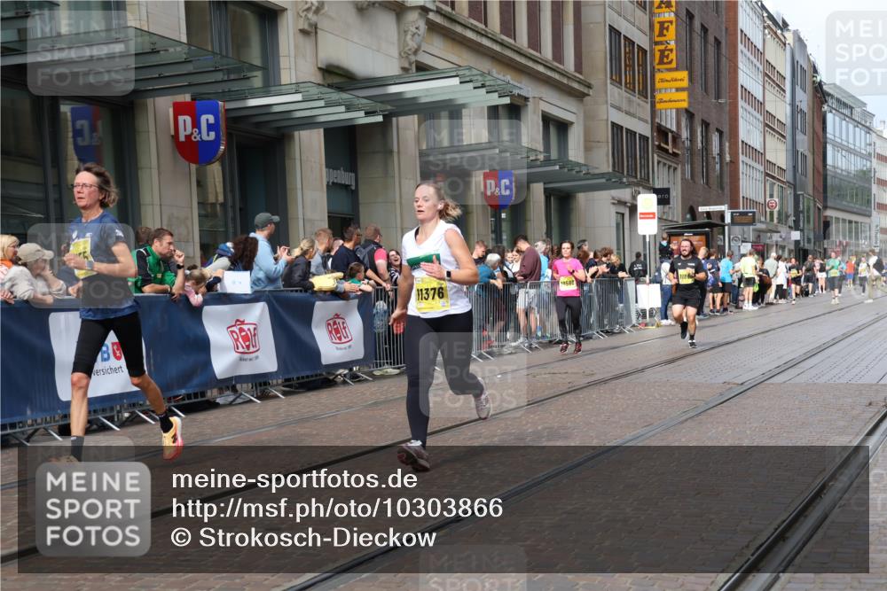 13.09.2026 - 21. swb-Marathon Bremen Strokosch-Dieckow http://msf.ph/oto/10303866 13.09.2026 10:51:55 Ziel 10588, 11371, 11376, 11487, 11555, 11610, 11869, 11877, 12319, 13578, 10162, 10183, 10218, 10281, 10348, 10467, 10641, 11273, 11277, 11285, 11376, 11542, 11555, 11685, 11733, 11777, 11784, 11869, 11962, 12329, 12349 meine-sportfotos.de