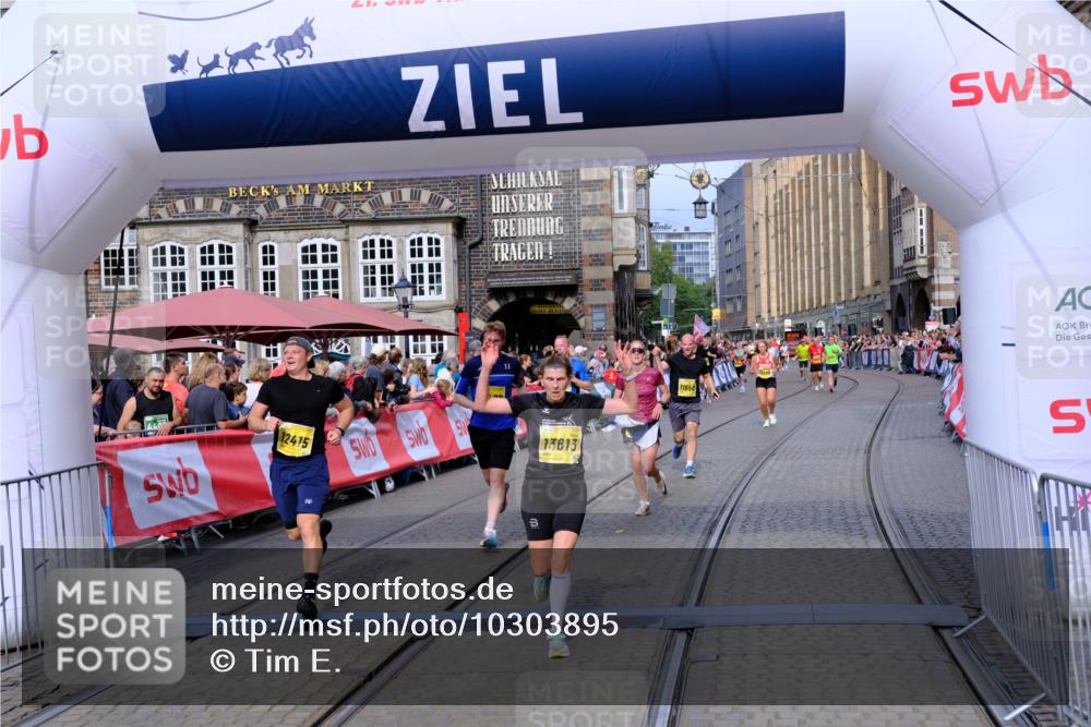 13.09.2026 - 21. swb-Marathon Bremen Tim E. http://msf.ph/oto/10303895 13.09.2026 10:47:23 Ziel 10289, 10744, 11060, 11199, 11212, 11344, 11608, 11650, 11651, 11783, 11814, 12415, 12470, 13589, 13613 meine-sportfotos.de