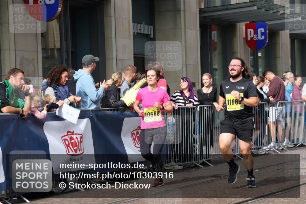 13.09.2026 - 21. swb-Marathon Bremen Strokosch-Dieckow http://msf.ph/oto/10303916 13.09.2026 10:51:58 Ziel 10588, 10761, 11371, 11487, 11610, 11669, 11877, 12319, 13578, 10162, 10183, 10218, 10281, 10348, 10467, 10641, 11273, 11277, 11285, 11376, 11542, 11555, 11685, 11733, 11777, 11784, 11869, 11877, 11962, 12329, 12349 meine-sportfotos.de