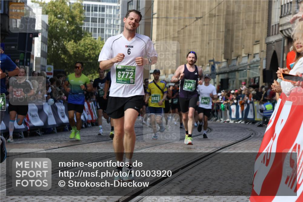 13.09.2026 - 21. swb-Marathon Bremen Strokosch-Dieckow http://msf.ph/oto/10303920 13.09.2026 13:23:58 Ziel 135, 672, 2371, 2409, 2485, 2490, 2560, 2627, 3078, 3138, 3173, 3642, 3856, 3939, 4601, 5011, 5116, 5231, 5908, 6157, 6648, 6843, 6848, 7216, 8095, 8290, 8560, 9088, 9196, 102, 776, 909, 1199, 2370, 2967, 3372, 5012, 5104, 5208, 5257, 5397, 5481, 5623, 5928, 6105, 6772, 7059, 7094, 8082, 8179, 9087, 9916, 13219 meine-sportfotos.de