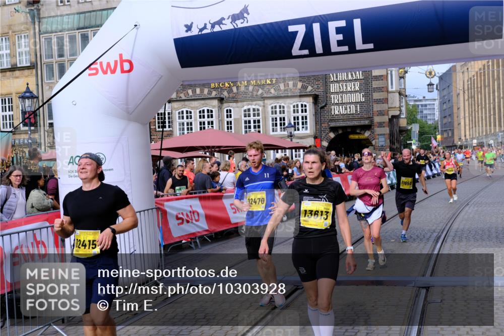13.09.2026 - 21. swb-Marathon Bremen Tim E. http://msf.ph/oto/10303928 13.09.2026 10:47:25 Ziel 10289, 10744, 11060, 11199, 11212, 11344, 11462, 11608, 11650, 11651, 11783, 11814, 12298, 12415, 12470, 13589, 13613 meine-sportfotos.de
