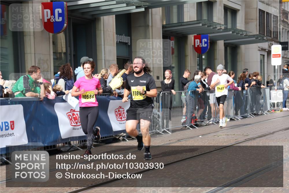 13.09.2026 - 21. swb-Marathon Bremen Strokosch-Dieckow http://msf.ph/oto/10303930 13.09.2026 10:51:58 Ziel 10588, 10761, 11371, 11487, 11610, 11669, 11877, 12319, 13578, 10162, 10183, 10218, 10281, 10348, 10467, 10641, 11273, 11277, 11285, 11376, 11542, 11555, 11685, 11733, 11777, 11784, 11869, 11877, 11962, 12329, 12349 meine-sportfotos.de