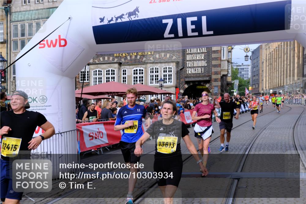 13.09.2026 - 21. swb-Marathon Bremen Tim E. http://msf.ph/oto/10303934 13.09.2026 10:47:25 Ziel 10289, 10744, 11060, 11199, 11212, 11344, 11462, 11608, 11650, 11651, 11783, 11814, 12298, 12415, 12470, 13589, 13613 meine-sportfotos.de