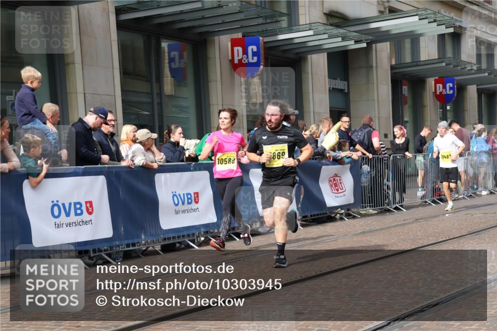 13.09.2026 - 21. swb-Marathon Bremen Strokosch-Dieckow http://msf.ph/oto/10303945 13.09.2026 10:51:59 Ziel 10588, 10761, 10958, 11371, 11487, 11604, 11605, 11610, 11669, 12319, 13578, 10162, 10183, 10218, 10281, 10348, 10467, 10641, 11273, 11277, 11285, 11376, 11542, 11555, 11685, 11733, 11777, 11784, 11869, 11877, 11962, 12329, 12349 meine-sportfotos.de