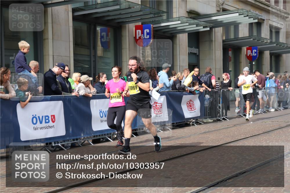 13.09.2026 - 21. swb-Marathon Bremen Strokosch-Dieckow http://msf.ph/oto/10303957 13.09.2026 10:51:59 Ziel 10588, 10761, 10958, 11371, 11487, 11604, 11605, 11610, 11669, 12319, 13578, 10162, 10183, 10218, 10281, 10348, 10467, 10641, 11273, 11277, 11285, 11376, 11542, 11555, 11685, 11733, 11777, 11784, 11869, 11877, 11962, 12329, 12349 meine-sportfotos.de