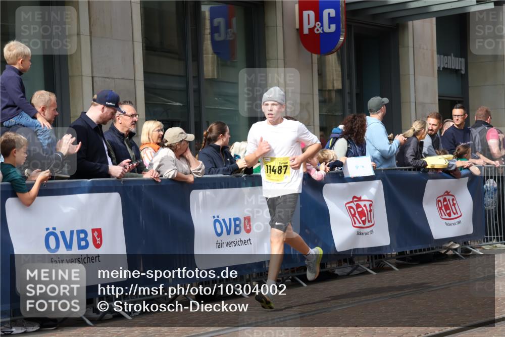 13.09.2026 - 21. swb-Marathon Bremen Strokosch-Dieckow http://msf.ph/oto/10304002 13.09.2026 10:52:01 Ziel 10588, 10761, 10958, 11371, 11487, 11604, 11605, 11610, 11669, 12319, 12439, 13578, 10162, 10183, 10218, 10281, 10348, 10467, 10588, 10641, 11273, 11277, 11285, 11376, 11487, 11542, 11555, 11685, 11733, 11777, 11784, 11869, 11877, 11962, 12349 meine-sportfotos.de