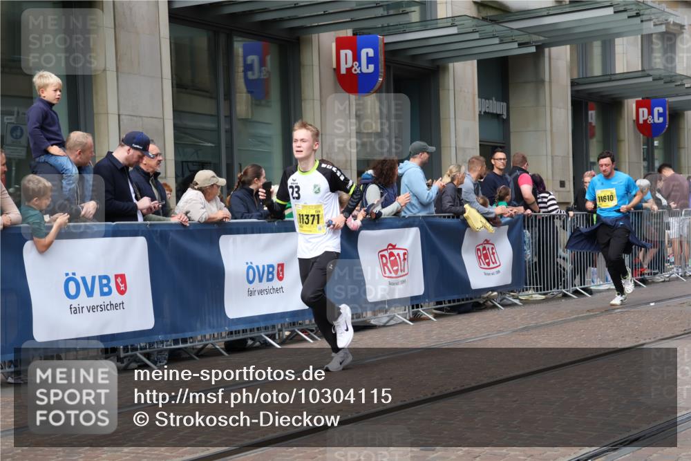 13.09.2026 - 21. swb-Marathon Bremen Strokosch-Dieckow http://msf.ph/oto/10304115 13.09.2026 10:52:12 Ziel 10193, 10339, 10652, 10761, 10812, 10906, 10958, 11002, 11109, 11144, 11350, 11362, 11604, 11605, 11610, 11669, 12319, 12361, 12439, 12533, 10218, 10588, 11277, 11285, 11371, 11376, 11487, 11555, 11784, 11869, 11877, 11962, 12349, 13578 meine-sportfotos.de