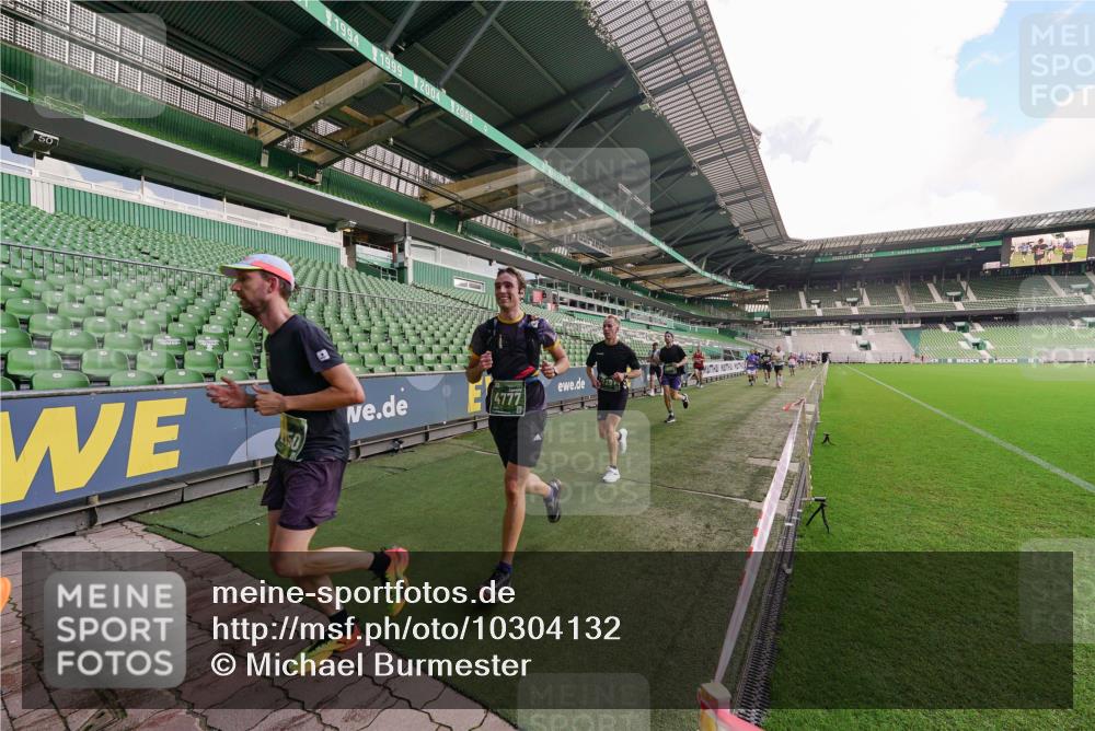 13.09.2026 - 21. swb-Marathon Bremen Michael Burmester http://msf.ph/oto/10304132 13.09.2026 12:49:03 Laufen im Stadion 382, 384, 524, 572, 779, 826, 889, 899, 1349, 1517, 1723, 1748, 1872, 1925, 2287, 2288, 2605, 2750, 2844, 2909, 2956, 3043, 3110, 3127, 3197, 3242, 3276, 3330, 3466, 3794, 3910, 3973, 4033, 4082, 4247, 4384, 4712, 4732, 4743, 4852, 4898, 4990, 5424, 5517, 5570, 5585, 5594, 5648, 5803, 6025, 6058, 6692, 6842, 6951, 7064, 7109, 7115, 7399, 7538, 7636, 7803, 7876, 8611, 8706, 8877, 8973, 8980, 8981, 9010, 9035, 9429, 195 meine-sportfotos.de