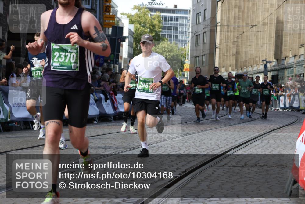 13.09.2026 - 21. swb-Marathon Bremen Strokosch-Dieckow http://msf.ph/oto/10304168 13.09.2026 13:24:03 Ziel 135, 2288, 2485, 2490, 2560, 2627, 3138, 3642, 3856, 4601, 4671, 5011, 5116, 5231, 5908, 6157, 6332, 6648, 6843, 7216, 7475, 8095, 8290, 8560, 10115, 13197, 102, 776, 909, 1199, 2295, 2491, 2967, 3372, 4559, 5012, 5208, 5257, 5481, 5928, 6105, 7059, 7069, 7081, 8082, 8179, 9087, 9916, 13219 meine-sportfotos.de