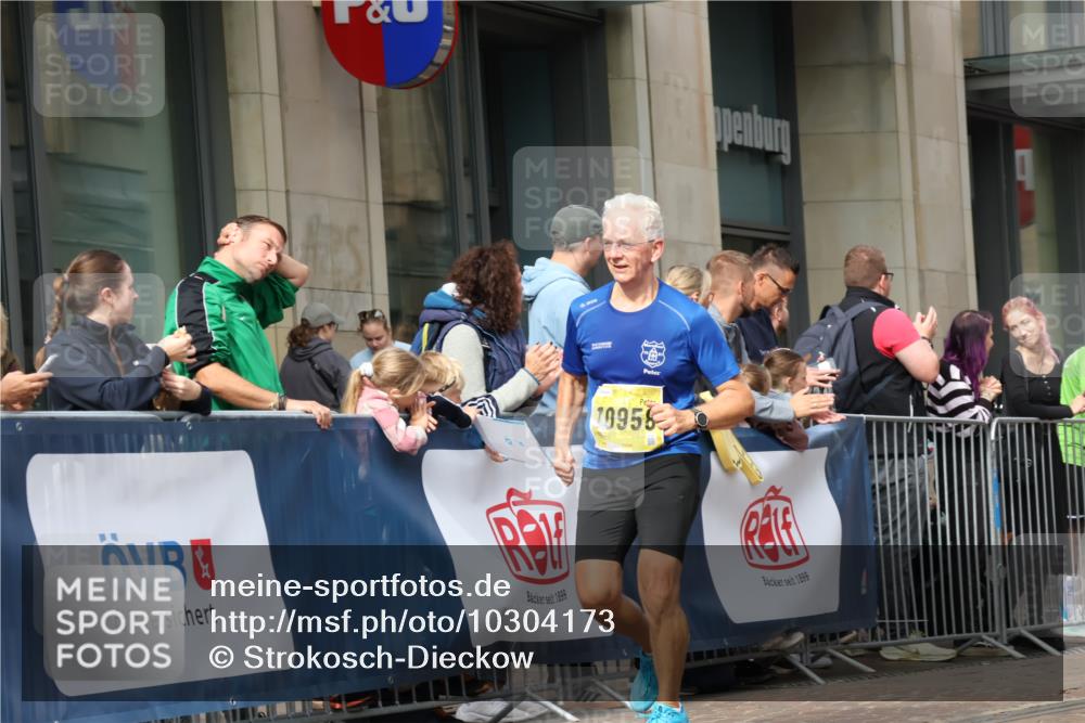13.09.2026 - 21. swb-Marathon Bremen Strokosch-Dieckow http://msf.ph/oto/10304173 13.09.2026 10:52:23 Ziel 10193, 10339, 10652, 10734, 10761, 10812, 10827, 10906, 10958, 11002, 11038, 11109, 11144, 11350, 11362, 11597, 11604, 11605, 12019, 12338, 12361, 12399, 12439, 12533, 10588, 10761, 11371, 11487, 11610, 11669, 11877, 12319, 13578 meine-sportfotos.de