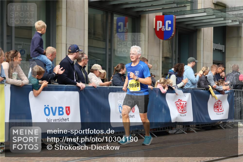 13.09.2026 - 21. swb-Marathon Bremen Strokosch-Dieckow http://msf.ph/oto/10304190 13.09.2026 10:52:24 Ziel 10193, 10304, 10339, 10652, 10734, 10812, 10827, 10906, 10958, 11002, 11038, 11109, 11144, 11350, 11362, 11597, 11604, 11605, 12019, 12338, 12361, 12399, 12439, 12533, 10588, 10761, 10958, 11371, 11487, 11604, 11605, 11610, 11669, 12319, 13578 meine-sportfotos.de