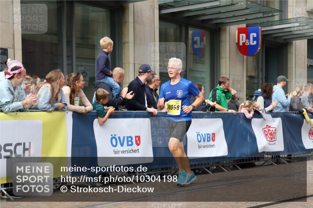 13.09.2026 - 21. swb-Marathon Bremen Strokosch-Dieckow http://msf.ph/oto/10304198 13.09.2026 10:52:24 Ziel 10193, 10304, 10339, 10652, 10734, 10812, 10827, 10906, 10958, 11002, 11038, 11109, 11144, 11350, 11362, 11597, 11604, 11605, 12019, 12338, 12361, 12399, 12439, 12533, 10588, 10761, 10958, 11371, 11487, 11604, 11605, 11610, 11669, 12319, 13578 meine-sportfotos.de