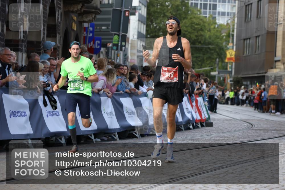 13.09.2026 - 21. swb-Marathon Bremen Strokosch-Dieckow http://msf.ph/oto/10304219 13.09.2026 12:57:59 Ziel 919, 4795, 1604, 1717, 2073, 2099, 9065 meine-sportfotos.de