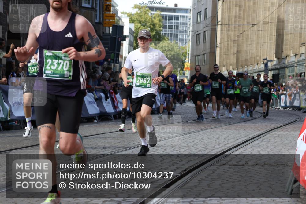 13.09.2026 - 21. swb-Marathon Bremen Strokosch-Dieckow http://msf.ph/oto/10304237 13.09.2026 13:24:03 Ziel 135, 2288, 2485, 2490, 2560, 2627, 3138, 3642, 3856, 4601, 4671, 5011, 5116, 5231, 5908, 6157, 6332, 6648, 6843, 7216, 7475, 8095, 8290, 8560, 10115, 13197, 102, 776, 909, 1199, 2295, 2491, 2967, 3372, 4559, 5012, 5208, 5257, 5481, 5928, 6105, 7059, 7069, 7081, 8082, 8179, 9087, 9916, 13219 meine-sportfotos.de