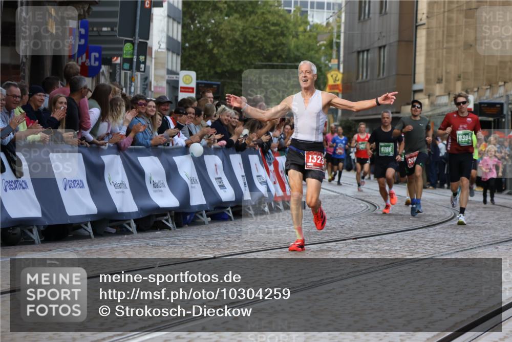 13.09.2026 - 21. swb-Marathon Bremen Strokosch-Dieckow http://msf.ph/oto/10304259 13.09.2026 12:58:20 Ziel 1323, 2073, 2099, 9065, 346, 6198, 8311, 8394 meine-sportfotos.de