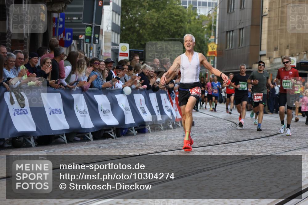 13.09.2026 - 21. swb-Marathon Bremen Strokosch-Dieckow http://msf.ph/oto/10304274 13.09.2026 12:58:20 Ziel 1323, 2073, 2099, 9065, 346, 6198, 8311, 8394 meine-sportfotos.de