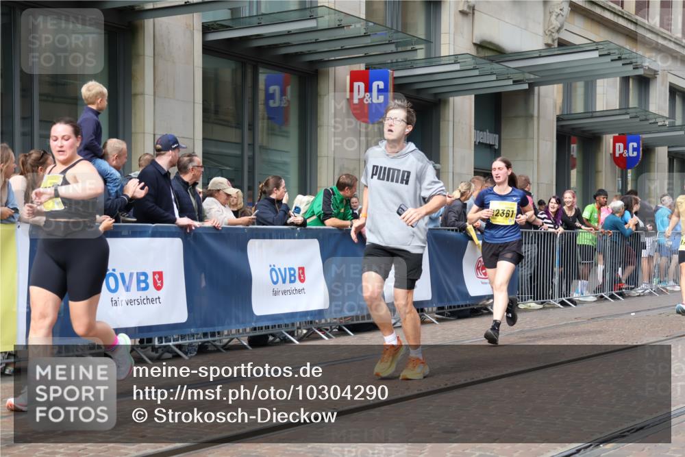 13.09.2026 - 21. swb-Marathon Bremen Strokosch-Dieckow http://msf.ph/oto/10304290 13.09.2026 10:52:27 Ziel 10193, 10304, 10339, 10652, 10734, 10812, 10827, 10906, 11002, 11038, 11109, 11144, 11350, 11362, 11386, 11597, 12019, 12338, 12361, 12399, 12533, 10761, 10958, 11371, 11604, 11605, 11610, 11669, 12319, 12361, 12439, 13578 meine-sportfotos.de