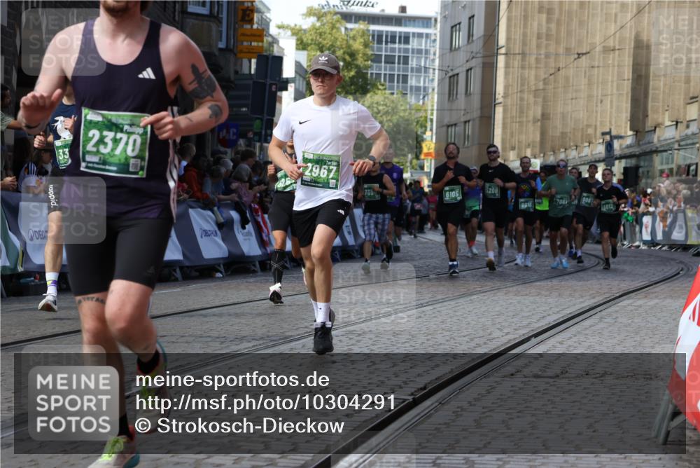 13.09.2026 - 21. swb-Marathon Bremen Strokosch-Dieckow http://msf.ph/oto/10304291 13.09.2026 13:24:03 Ziel 135, 2288, 2485, 2490, 2560, 2627, 3138, 3642, 3856, 4601, 4671, 5011, 5116, 5231, 5908, 6157, 6332, 6648, 6843, 7216, 7475, 8095, 8290, 8560, 10115, 13197, 102, 776, 909, 1199, 2295, 2491, 2967, 3372, 4559, 5012, 5208, 5257, 5481, 5928, 6105, 7059, 7069, 7081, 8082, 8179, 9087, 9916, 13219 meine-sportfotos.de