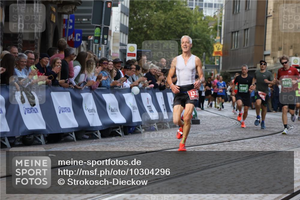 13.09.2026 - 21. swb-Marathon Bremen Strokosch-Dieckow http://msf.ph/oto/10304296 13.09.2026 12:58:20 Ziel 1323, 2073, 2099, 9065, 346, 6198, 8311, 8394 meine-sportfotos.de