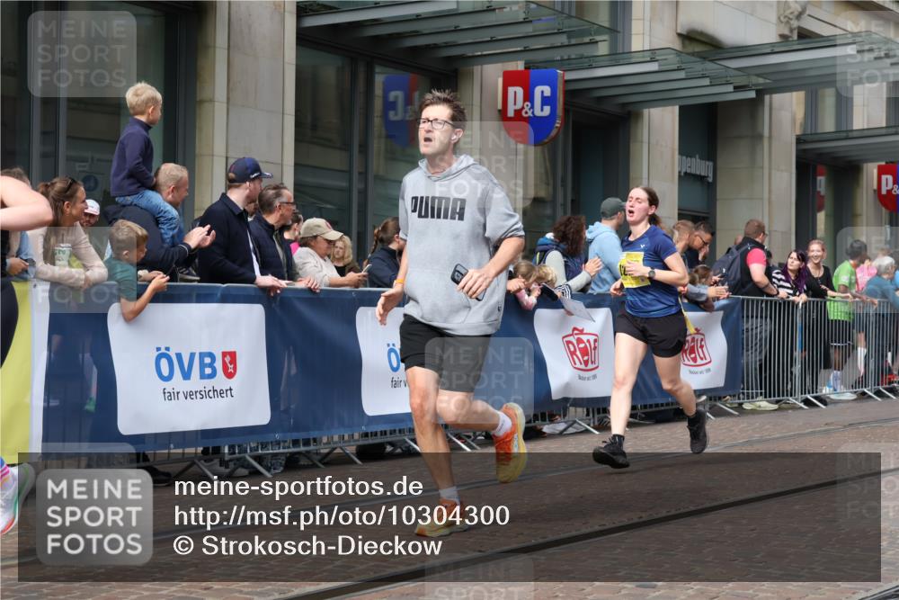 13.09.2026 - 21. swb-Marathon Bremen Strokosch-Dieckow http://msf.ph/oto/10304300 13.09.2026 10:52:27 Ziel 10193, 10304, 10339, 10652, 10734, 10812, 10827, 10906, 11002, 11038, 11109, 11144, 11350, 11362, 11386, 11597, 12019, 12338, 12361, 12399, 12533, 10761, 10958, 11371, 11604, 11605, 11610, 11669, 12319, 12361, 12439, 13578 meine-sportfotos.de