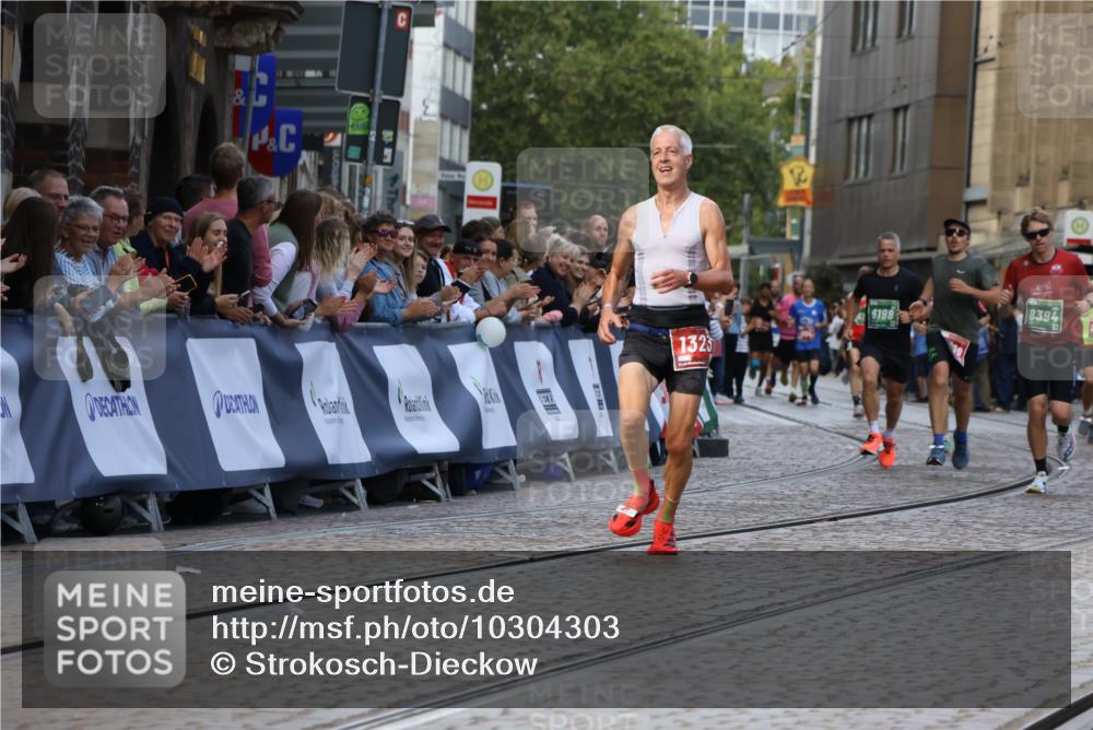 13.09.2026 - 21. swb-Marathon Bremen Strokosch-Dieckow http://msf.ph/oto/10304303 13.09.2026 12:58:20 Ziel 1323, 2073, 2099, 9065, 346, 6198, 8311, 8394 meine-sportfotos.de