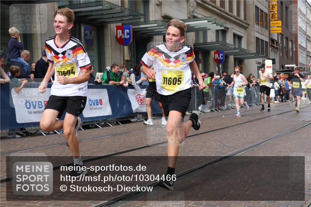 13.09.2026 - 21. swb-Marathon Bremen Strokosch-Dieckow http://msf.ph/oto/10304466 13.09.2026 10:52:32 Ziel 10193, 10304, 10339, 10652, 10714, 10734, 10827, 10863, 10906, 11002, 11038, 11109, 11144, 11238, 11362, 11386, 11575, 11597, 11766, 12019, 12338, 12369, 12399, 10761, 10812, 10958, 11109, 11350, 11371, 11604, 11605, 11610, 11669, 12319, 12361, 12439, 12533, 13578 meine-sportfotos.de