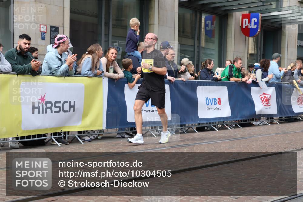 13.09.2026 - 21. swb-Marathon Bremen Strokosch-Dieckow http://msf.ph/oto/10304505 13.09.2026 10:52:34 Ziel 10193, 10304, 10339, 10652, 10714, 10734, 10827, 10863, 10906, 11002, 11038, 11144, 11238, 11282, 11362, 11386, 11575, 11597, 11766, 12019, 12338, 12369, 12399, 10761, 10812, 10906, 10958, 11109, 11350, 11371, 11604, 11605, 11610, 11669, 12319, 12361, 12439, 12533, 13578 meine-sportfotos.de