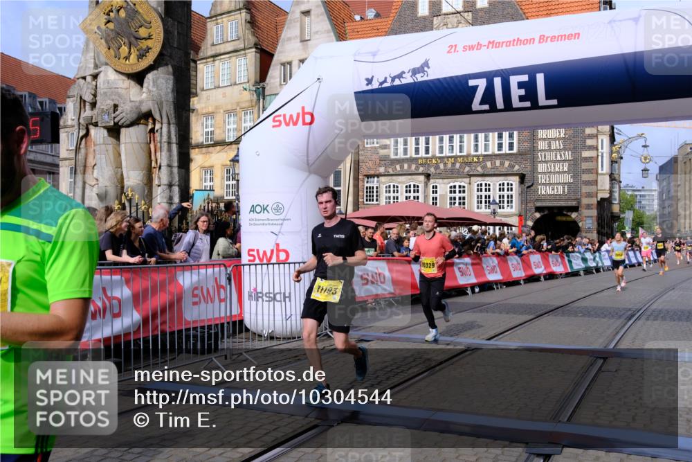 13.09.2026 - 21. swb-Marathon Bremen Tim E. http://msf.ph/oto/10304544 13.09.2026 10:48:22 Ziel 10142, 10316, 10329, 11058, 11193, 11360, 11735, 11781, 12278, 12354, 12487, 13620 meine-sportfotos.de