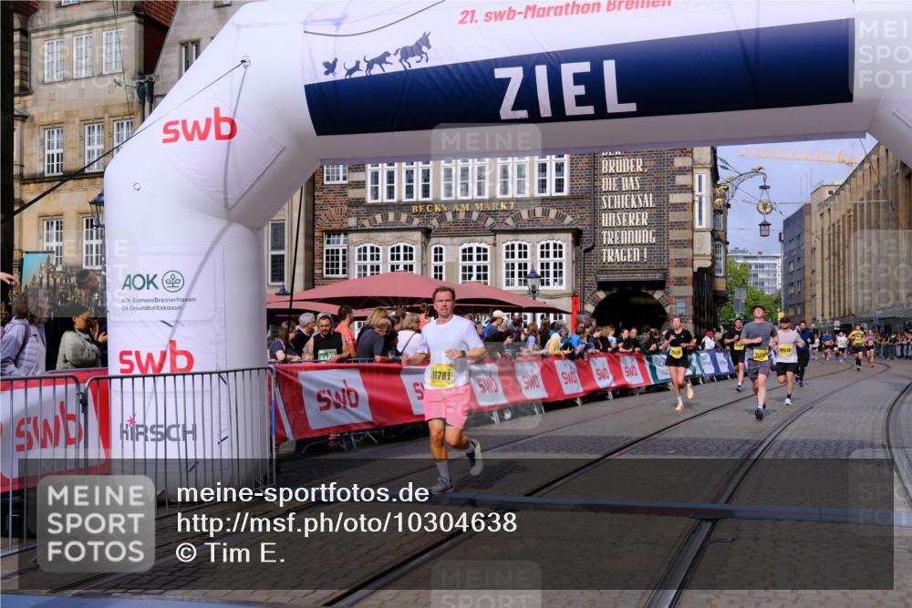 13.09.2026 - 21. swb-Marathon Bremen Tim E. http://msf.ph/oto/10304638 13.09.2026 10:48:30 Ziel 10142, 10316, 10329, 10421, 10638, 11058, 11135, 11193, 11241, 11781, 11815, 12259, 13620 meine-sportfotos.de