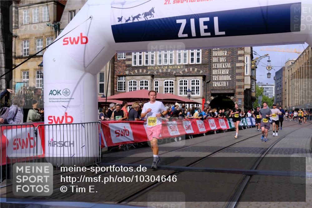 13.09.2026 - 21. swb-Marathon Bremen Tim E. http://msf.ph/oto/10304646 13.09.2026 10:48:30 Ziel 10142, 10316, 10329, 10421, 10638, 11058, 11135, 11193, 11241, 11781, 11815, 12259, 13620 meine-sportfotos.de