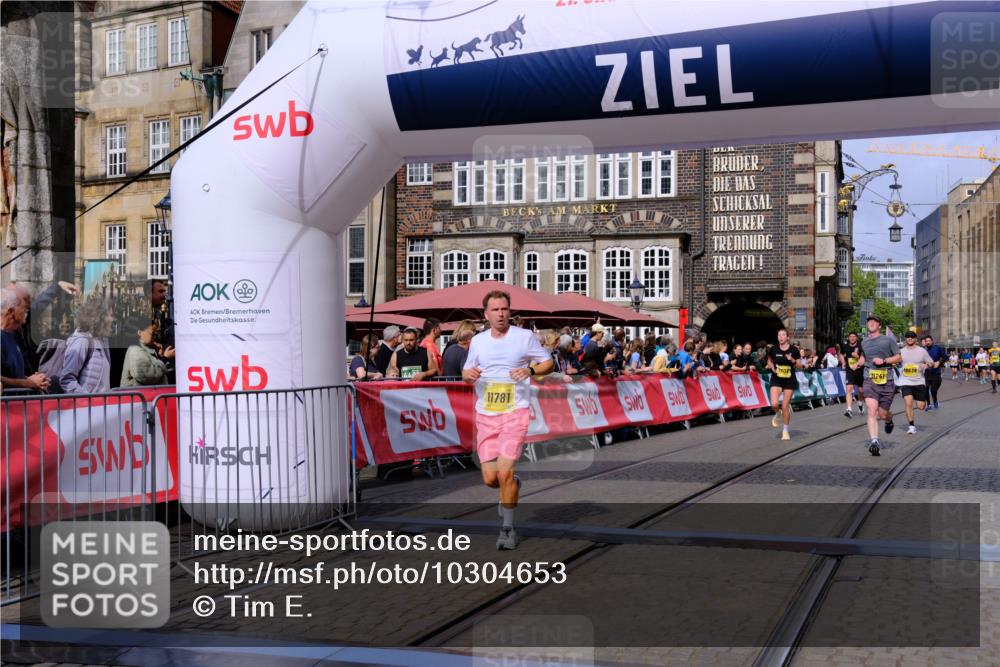 13.09.2026 - 21. swb-Marathon Bremen Tim E. http://msf.ph/oto/10304653 13.09.2026 10:48:30 Ziel 10142, 10316, 10329, 10421, 10638, 11058, 11135, 11193, 11241, 11781, 11815, 12259, 13620 meine-sportfotos.de