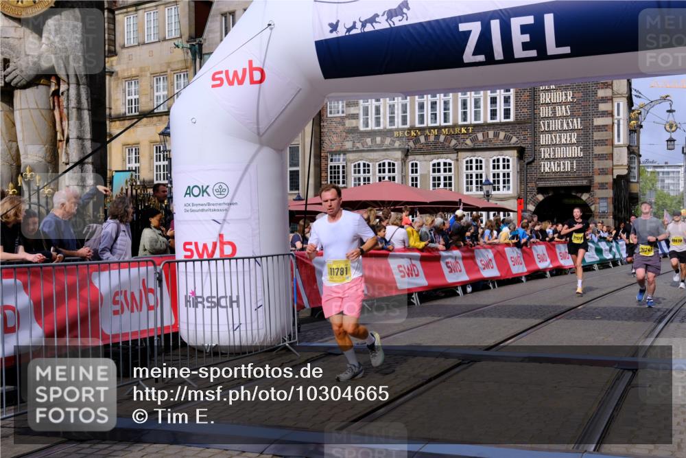 13.09.2026 - 21. swb-Marathon Bremen Tim E. http://msf.ph/oto/10304665 13.09.2026 10:48:31 Ziel 10142, 10316, 10329, 10421, 10638, 11058, 11135, 11193, 11241, 11781, 11815, 12259 meine-sportfotos.de