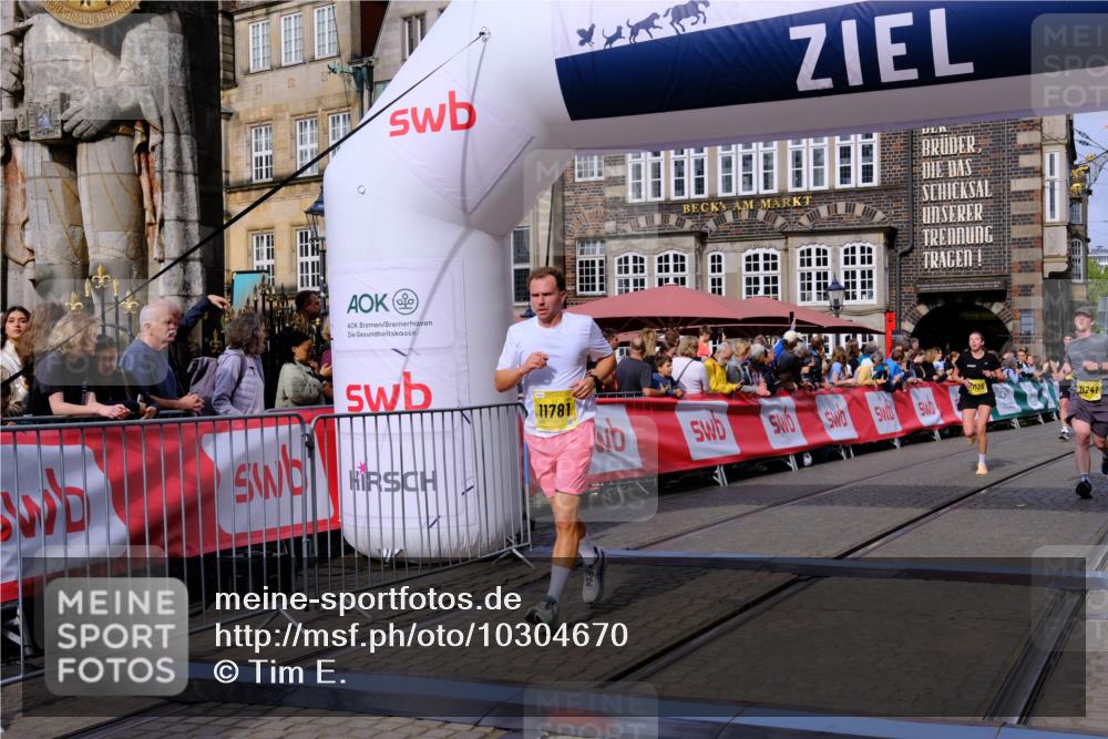 13.09.2026 - 21. swb-Marathon Bremen Tim E. http://msf.ph/oto/10304670 13.09.2026 10:48:31 Ziel 10142, 10316, 10329, 10421, 10638, 11058, 11135, 11193, 11241, 11781, 11815, 12259 meine-sportfotos.de