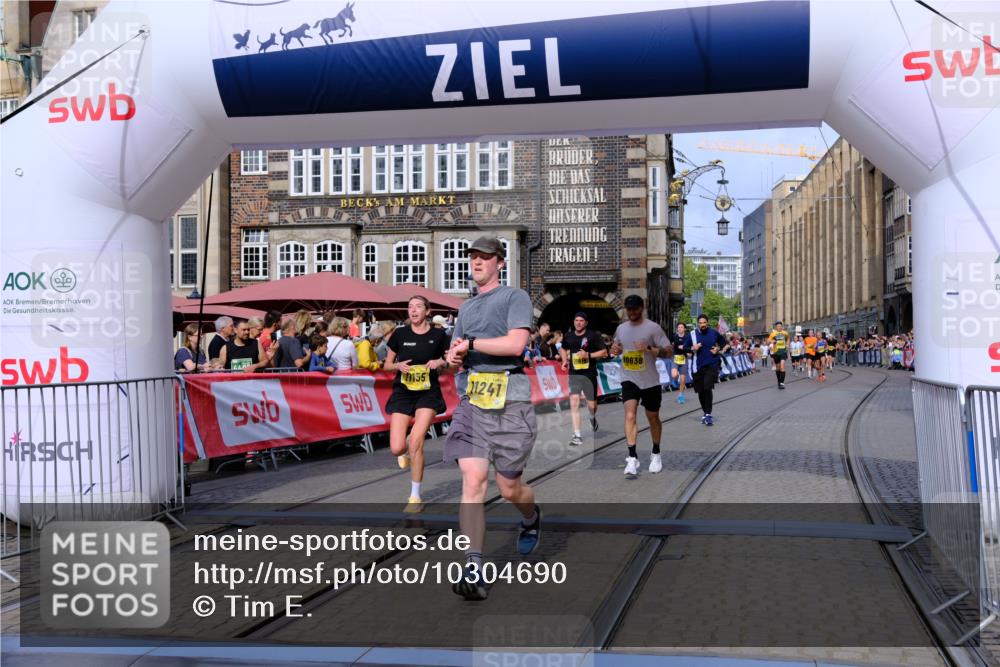 13.09.2026 - 21. swb-Marathon Bremen Tim E. http://msf.ph/oto/10304690 13.09.2026 10:48:33 Ziel 10316, 10329, 10421, 10638, 11058, 11135, 11193, 11241, 11683, 11781, 11815, 12259 meine-sportfotos.de