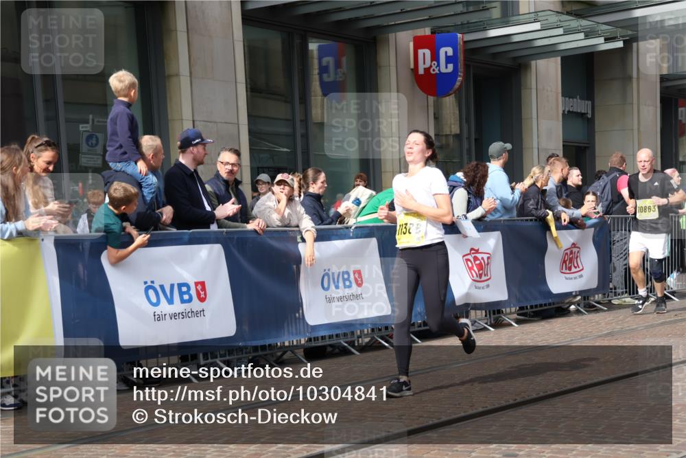 13.09.2026 - 21. swb-Marathon Bremen Strokosch-Dieckow http://msf.ph/oto/10304841 13.09.2026 10:52:48 Ziel 10284, 10304, 10448, 10585, 10714, 10863, 11012, 11238, 11282, 11386, 11575, 11766, 12019, 12040, 12170, 12275, 12369, 12398, 12461, 10193, 10339, 10652, 10734, 10761, 10812, 10827, 10906, 10958, 11002, 11038, 11109, 11144, 11350, 11362, 11597, 11604, 11605, 12019, 12338, 12361, 12399, 12439, 12533 meine-sportfotos.de