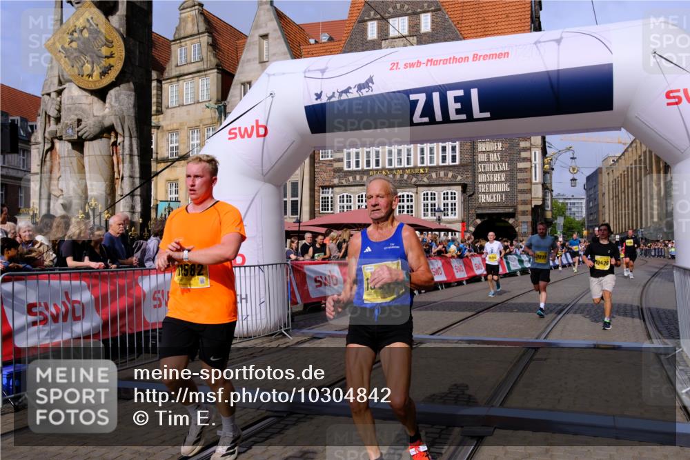 13.09.2026 - 21. swb-Marathon Bremen Tim E. http://msf.ph/oto/10304842 13.09.2026 10:48:44 Ziel 10231, 10269, 10421, 10426, 10489, 10538, 10638, 10770, 10814, 10993, 11135, 11196, 11241, 11582, 11611, 11683, 11815, 11837, 12259, 13570 meine-sportfotos.de