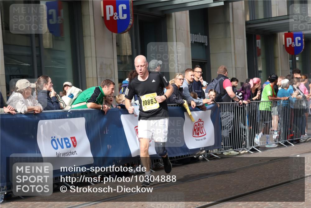 13.09.2026 - 21. swb-Marathon Bremen Strokosch-Dieckow http://msf.ph/oto/10304888 13.09.2026 10:52:50 Ziel 10284, 10448, 10585, 10714, 10863, 11012, 11238, 11282, 11386, 11575, 11766, 12040, 12170, 12275, 12369, 12398, 12461, 10193, 10304, 10339, 10652, 10734, 10812, 10827, 10906, 11002, 11038, 11109, 11144, 11350, 11362, 11597, 12019, 12338, 12361, 12399, 12439, 12533 meine-sportfotos.de