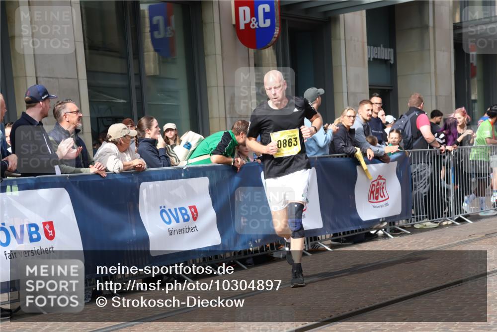 13.09.2026 - 21. swb-Marathon Bremen Strokosch-Dieckow http://msf.ph/oto/10304897 13.09.2026 10:52:50 Ziel 10284, 10448, 10585, 10714, 10863, 11012, 11238, 11282, 11386, 11575, 11766, 12040, 12170, 12275, 12369, 12398, 12461, 10193, 10304, 10339, 10652, 10734, 10812, 10827, 10906, 11002, 11038, 11109, 11144, 11350, 11362, 11597, 12019, 12338, 12361, 12399, 12439, 12533 meine-sportfotos.de
