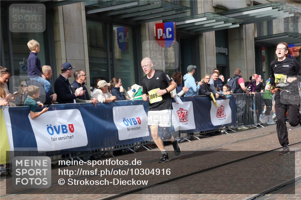 13.09.2026 - 21. swb-Marathon Bremen Strokosch-Dieckow http://msf.ph/oto/10304916 13.09.2026 10:52:51 Ziel 10284, 10448, 10585, 10714, 10780, 10863, 11012, 11238, 11282, 11386, 11575, 11766, 12040, 12170, 12275, 12369, 12398, 12461, 10193, 10304, 10339, 10652, 10734, 10812, 10827, 10906, 11002, 11038, 11109, 11144, 11350, 11362, 11386, 11597, 12019, 12338, 12361, 12399, 12439, 12533 meine-sportfotos.de