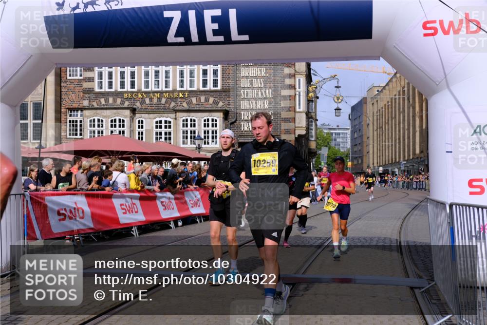 13.09.2026 - 21. swb-Marathon Bremen Tim E. http://msf.ph/oto/10304922 13.09.2026 10:48:48 Ziel 10231, 10269, 10421, 10426, 10489, 10538, 10770, 10814, 10917, 10993, 11196, 11372, 11582, 11611, 11683, 11815, 11837, 12259, 13570 meine-sportfotos.de