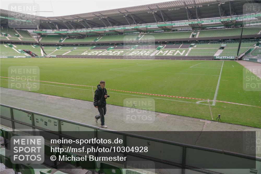 13.09.2026 - 21. swb-Marathon Bremen Michael Burmester http://msf.ph/oto/10304928 13.09.2026 11:10:10 Laufen im Stadion  meine-sportfotos.de