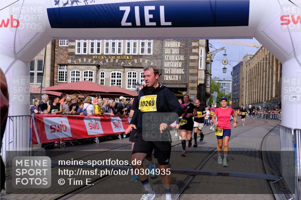 13.09.2026 - 21. swb-Marathon Bremen Tim E. http://msf.ph/oto/10304935 13.09.2026 10:48:48 Ziel 10231, 10269, 10421, 10426, 10489, 10538, 10770, 10814, 10917, 10993, 11196, 11372, 11582, 11611, 11683, 11815, 11837, 12259, 13570 meine-sportfotos.de