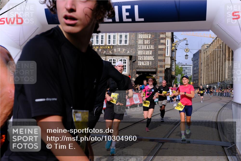 13.09.2026 - 21. swb-Marathon Bremen Tim E. http://msf.ph/oto/10304960 13.09.2026 10:48:49 Ziel 10231, 10269, 10421, 10426, 10489, 10538, 10770, 10814, 10917, 10993, 11196, 11372, 11582, 11611, 11683, 11837, 12259, 13570 meine-sportfotos.de
