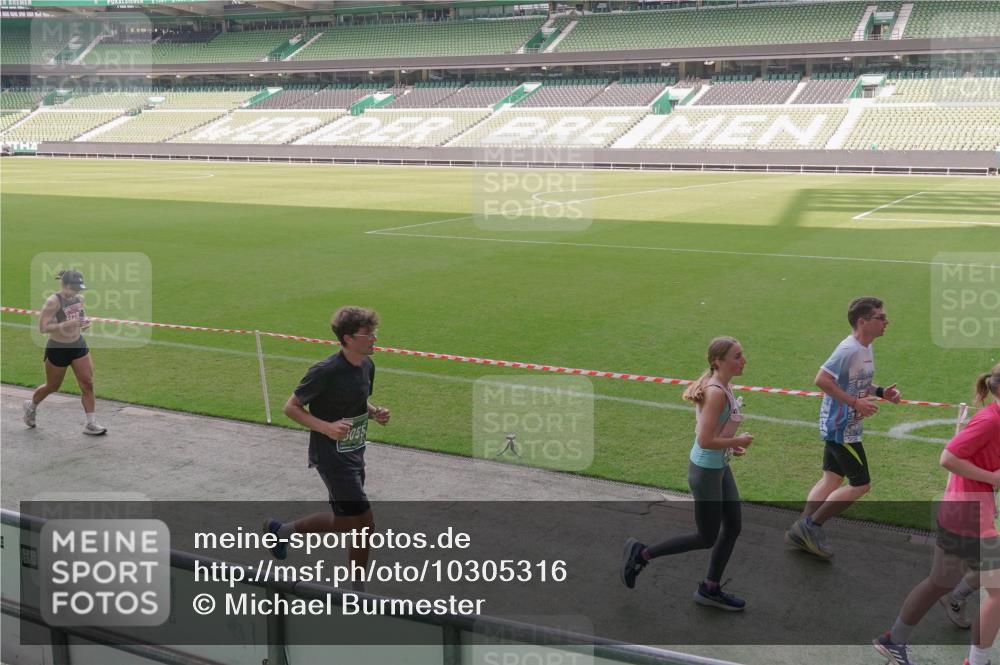 13.09.2026 - 21. swb-Marathon Bremen Michael Burmester http://msf.ph/oto/10305316 13.09.2026 13:36:38 Laufen im Stadion 421, 444, 462, 491, 590, 657, 756, 799, 1015, 1132, 1135, 1279, 1432, 1620, 1726, 1734, 1762, 1887, 1934, 1951, 1974, 1977, 2060, 2078, 2227, 2578, 2639, 2650, 2688, 2789, 2842, 2892, 2933, 2939, 3090, 3161, 3169, 3178, 3299, 3303, 3406, 3408, 3427, 3463, 3472, 3498, 3499, 3555, 3570, 3573, 3588, 3640, 3731, 3779, 3801, 3839, 3985, 3992, 3993, 4084, 4145, 4200, 4210, 4290, 4416, 4464, 4538, 4801, 4845, 4880, 4967, 5000, 5034, 5182, 5332, 5461, 5536, 5679, 5818 meine-sportfotos.de