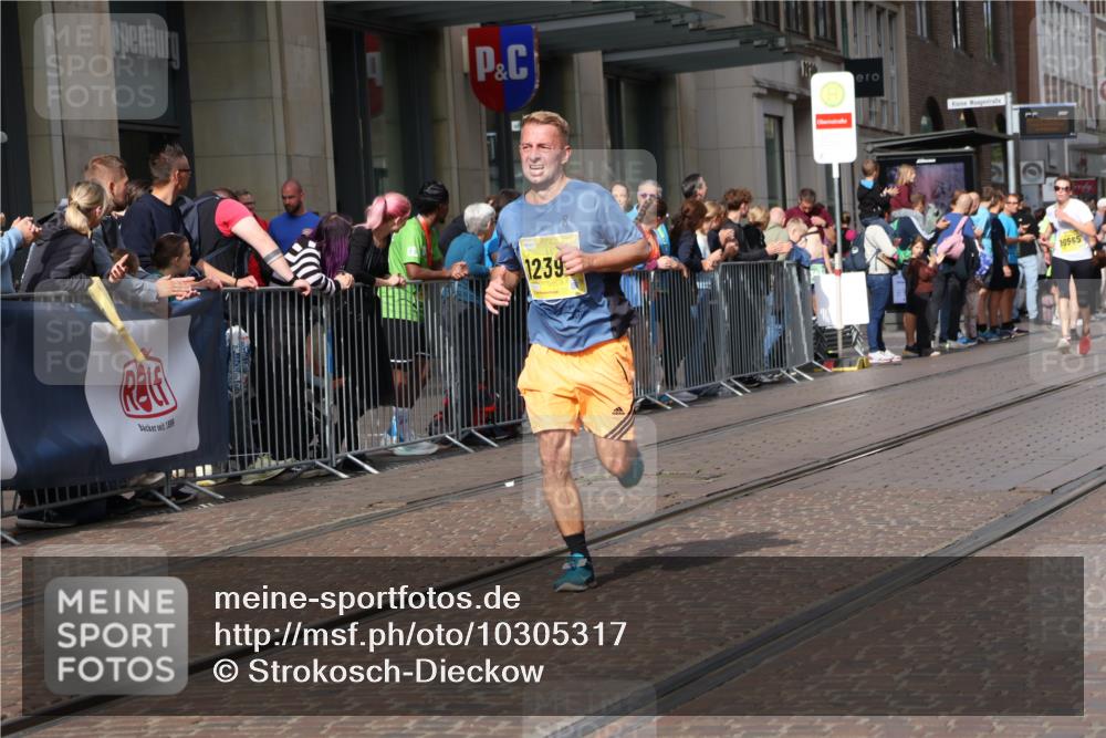 13.09.2026 - 21. swb-Marathon Bremen Strokosch-Dieckow http://msf.ph/oto/10305317 13.09.2026 10:53:03 Ziel 10448, 10479, 10585, 10626, 10757, 10780, 10821, 10886, 11012, 11168, 11379, 11590, 12040, 12056, 12170, 12275, 12308, 12461, 10284, 10304, 10714, 10734, 10827, 10863, 11038, 11238, 11282, 11386, 11575, 11597, 11766, 12019, 12338, 12369, 12398, 12399 meine-sportfotos.de