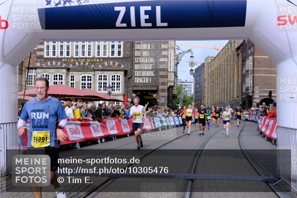 13.09.2026 - 21. swb-Marathon Bremen Tim E. http://msf.ph/oto/10305476 13.09.2026 10:49:21 Ziel 10253, 10293, 10392, 10514, 10566, 11316, 11567, 11891, 11896, 11984, 12027, 12132, 12149, 12204, 12350, 12450, 12529, 13555, 13577 meine-sportfotos.de
