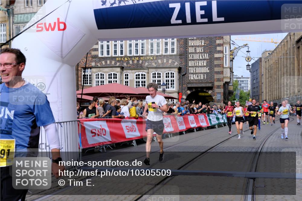 13.09.2026 - 21. swb-Marathon Bremen Tim E. http://msf.ph/oto/10305509 13.09.2026 10:49:22 Ziel 10253, 10293, 10392, 10514, 10566, 10655, 11316, 11567, 11891, 11896, 11984, 12027, 12132, 12149, 12204, 12350, 12450, 12529, 13555, 13577 meine-sportfotos.de