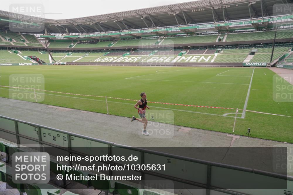 13.09.2026 - 21. swb-Marathon Bremen Michael Burmester http://msf.ph/oto/10305631 13.09.2026 11:54:31 Laufen im Stadion 133 meine-sportfotos.de